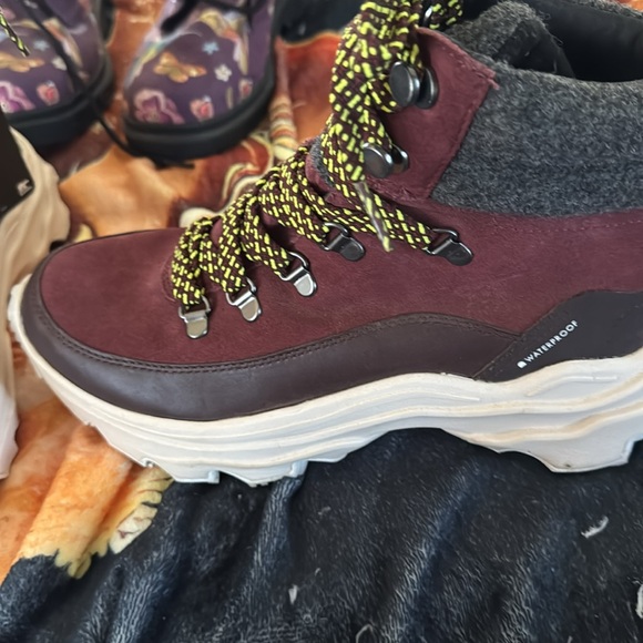 Sorel women’s size 9 Sorel boots maroon waterproof beautiful - Picture 3 of 15